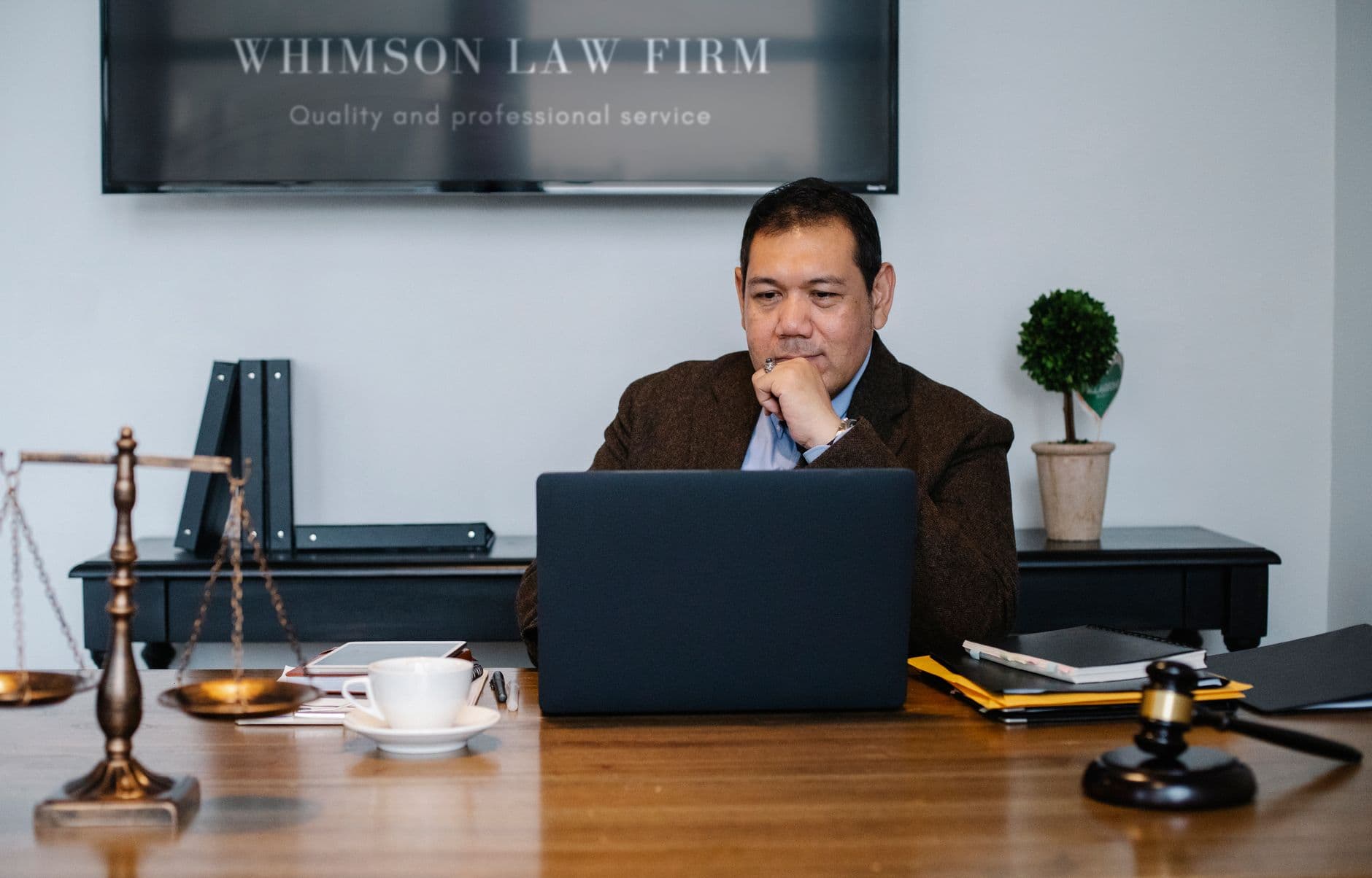 How to Set Boundaries With Stock Alerts During Deposition or Trial Days