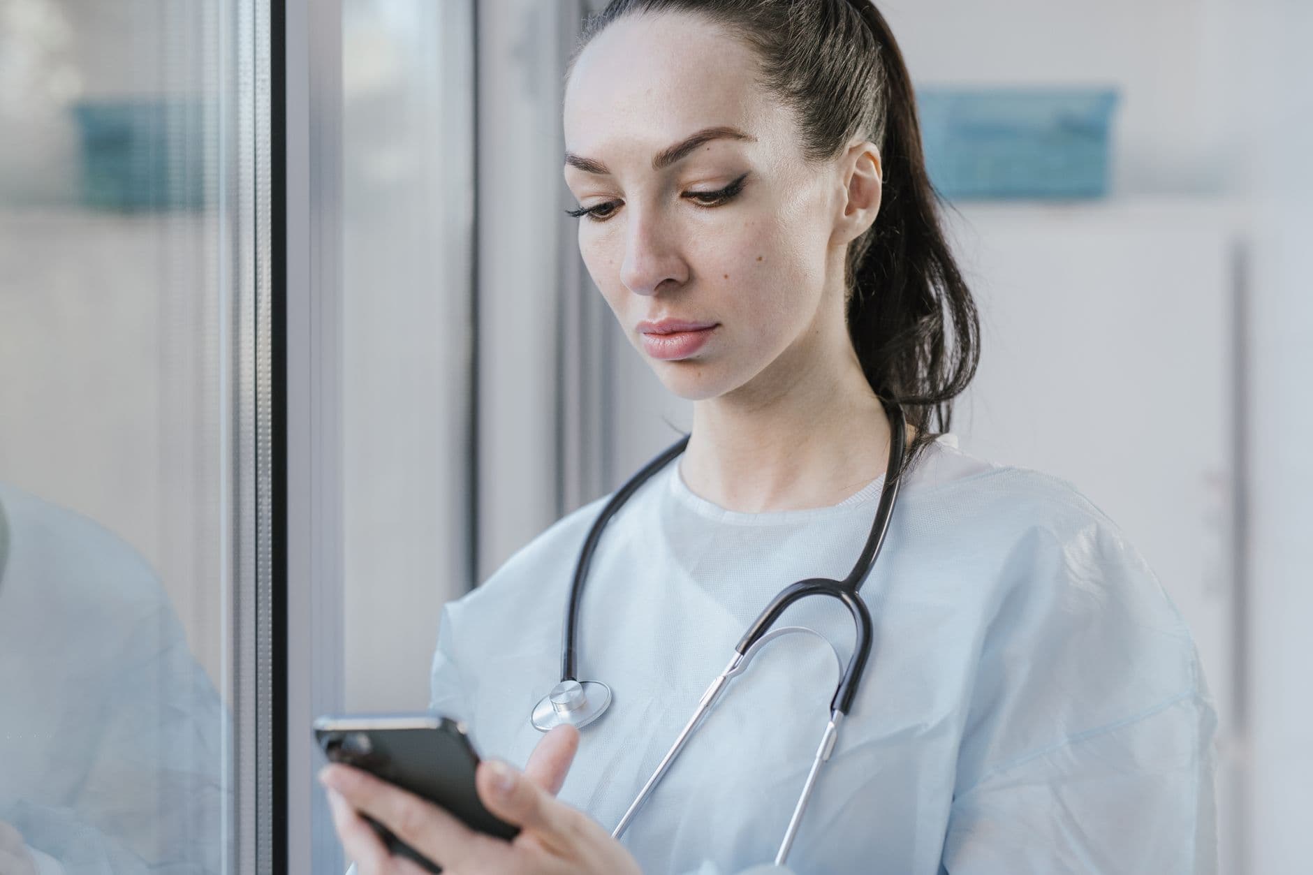 SMS Stock Alerts vs. Email Alerts: Which Works Better?