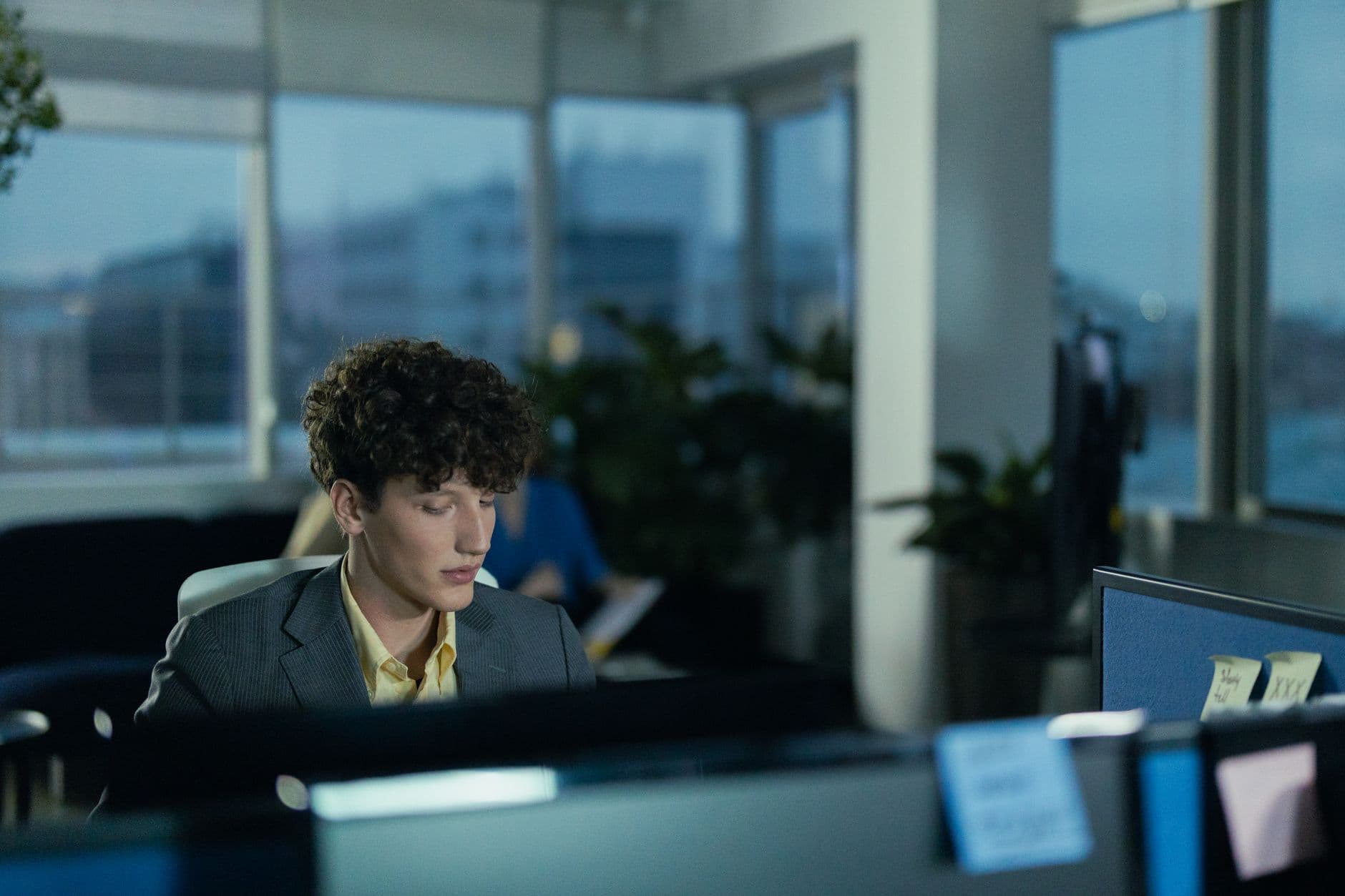 Weekend Reading vs. Real-Time Alerts: How Executives Stay Informed Without Trading Hours